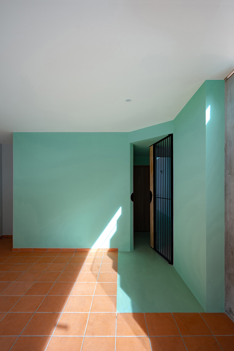 adstudio-residence-vietnam-pink-staircase-designboom-f