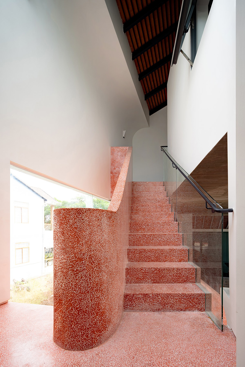 adstudio-residence-vietnam-pink-staircase-designboom-g
