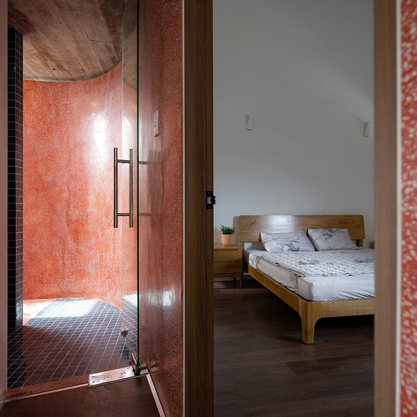 adstudio-residence-vietnam-pink-staircase-designboom-h