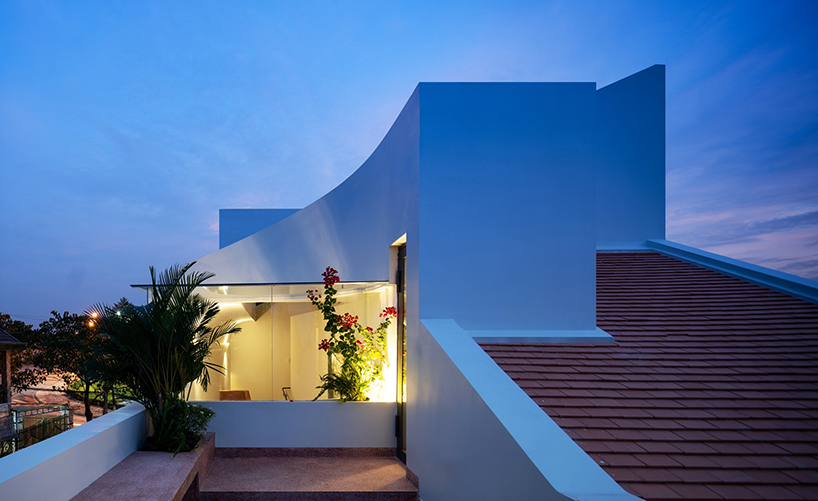 adstudio-residence-vietnam-pink-staircase-designboom-i