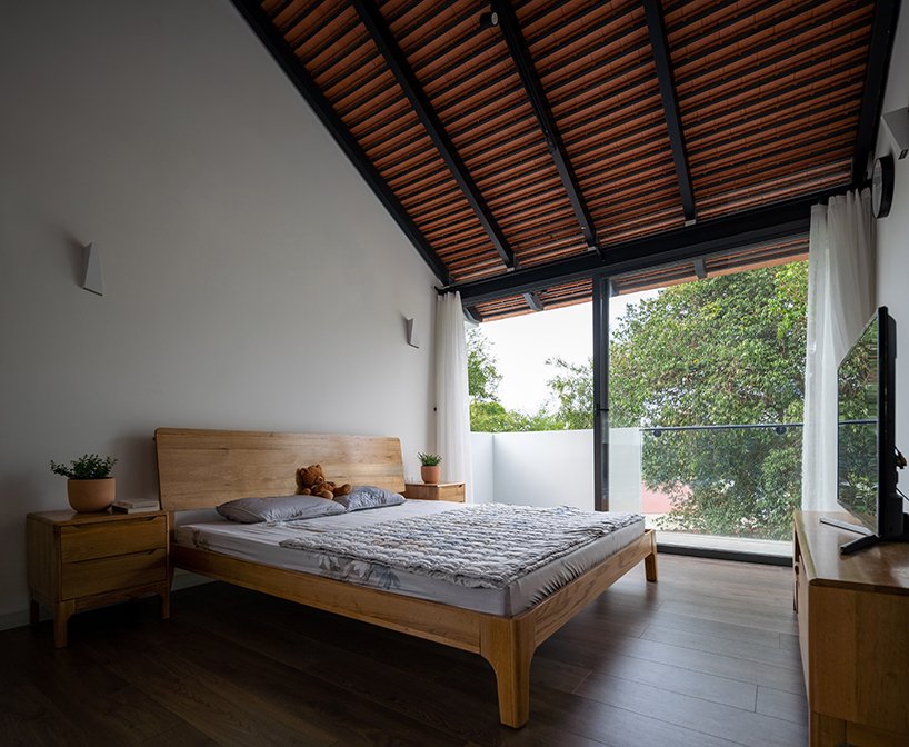 adstudio-residence-vietnam-terracotta-staircase-designboom-l