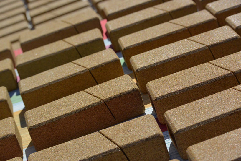 alien and monkey: sand packaging