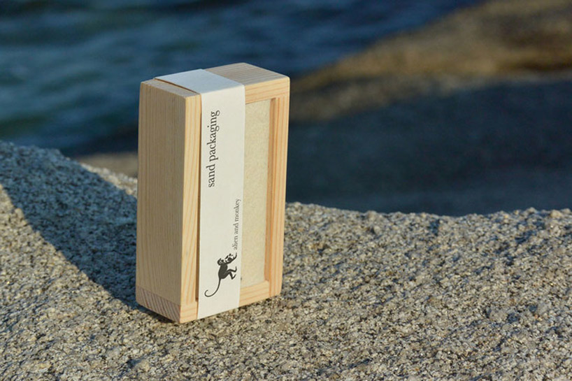 alien and monkey: sand packaging