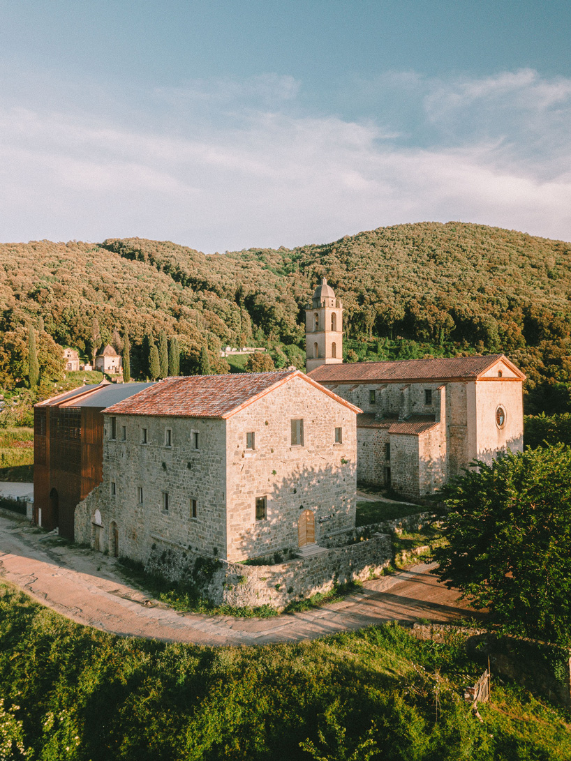 amelia-tavella-copper-clad-extension-convent-corsica-designboom-27