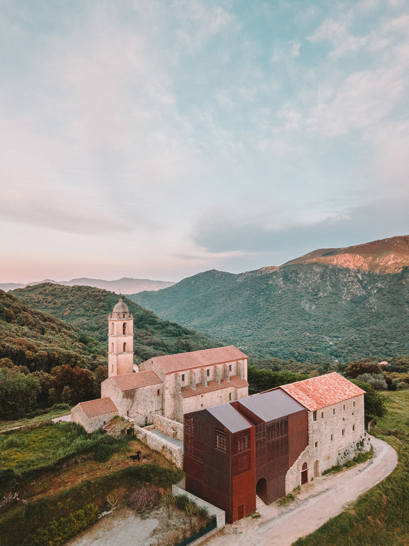 amelia-tavella-copper-clad-extension-convent-corsica-designboom-29