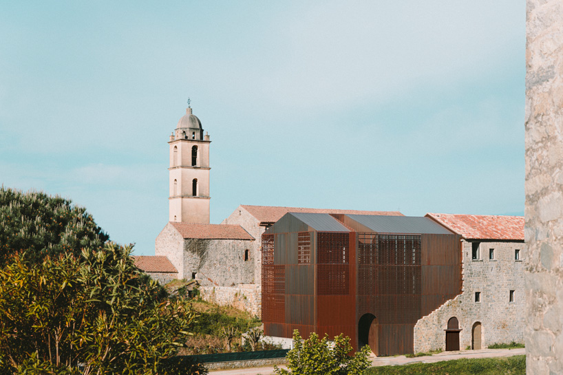 amelia-tavella-copper-clad-extension-convent-corsica-designboom-34