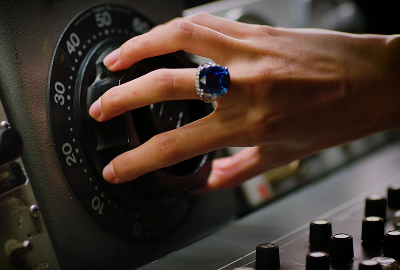 amo-lights-up-emblematic-milanese-gallerie-bulgari-fine-jewelry-show-designboom-7