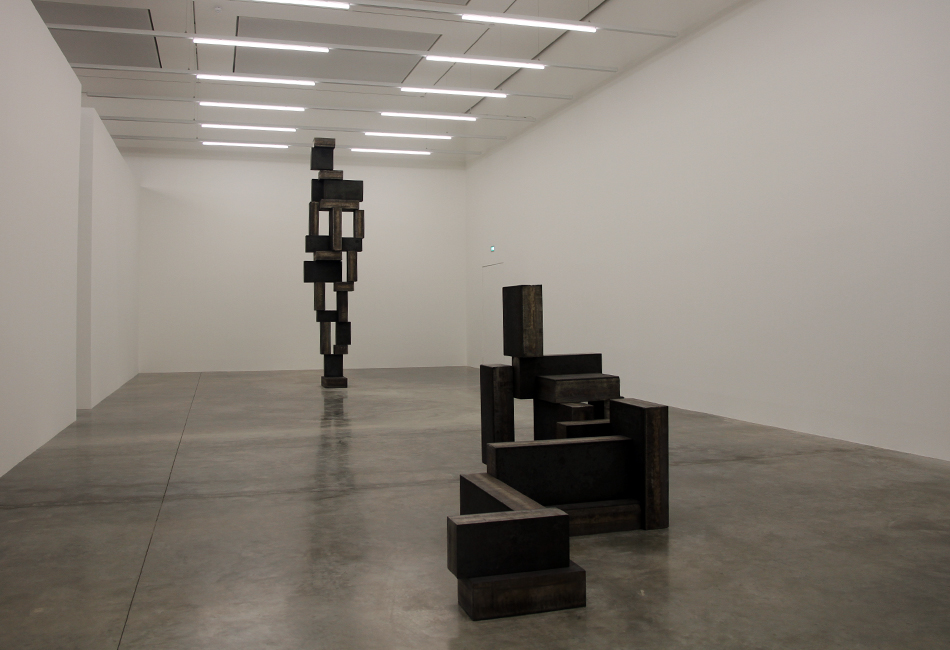 antony-gormley-fit-sculptures-white-cube-designboomg05