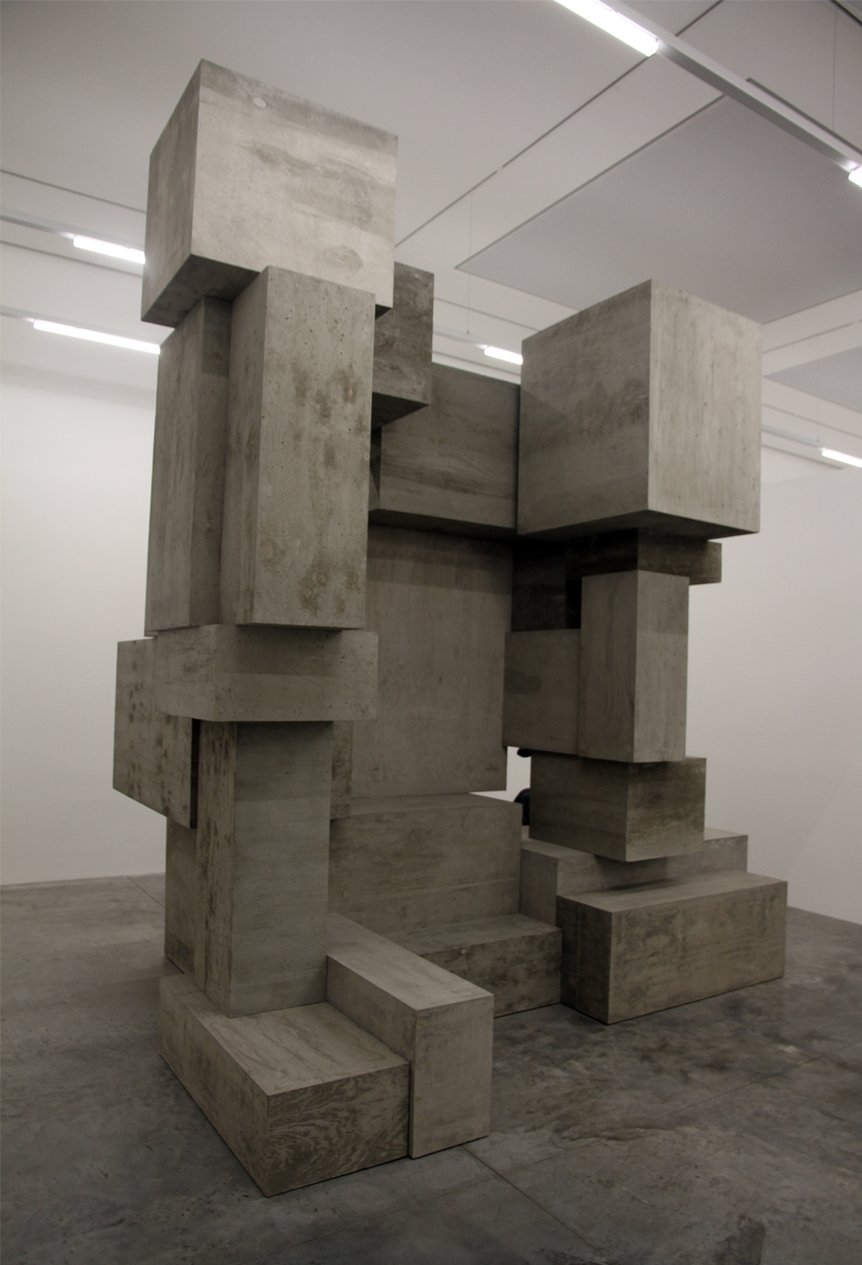 antony-gormley-fit-sculptures-white-cube-designboomg06
