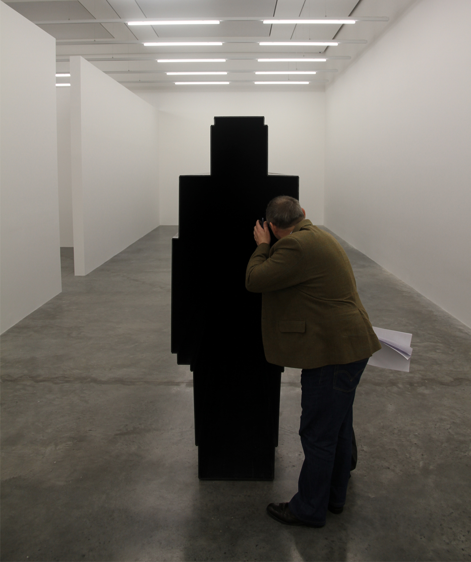 antony-gormley-fit-sculptures-white-cube-designboomg12