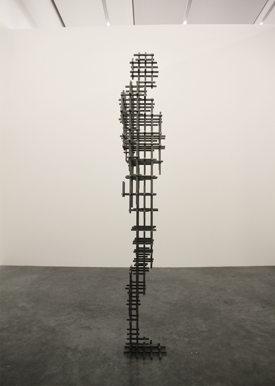 antony-gormley-fit-sculptures-white-cube-designboomg13