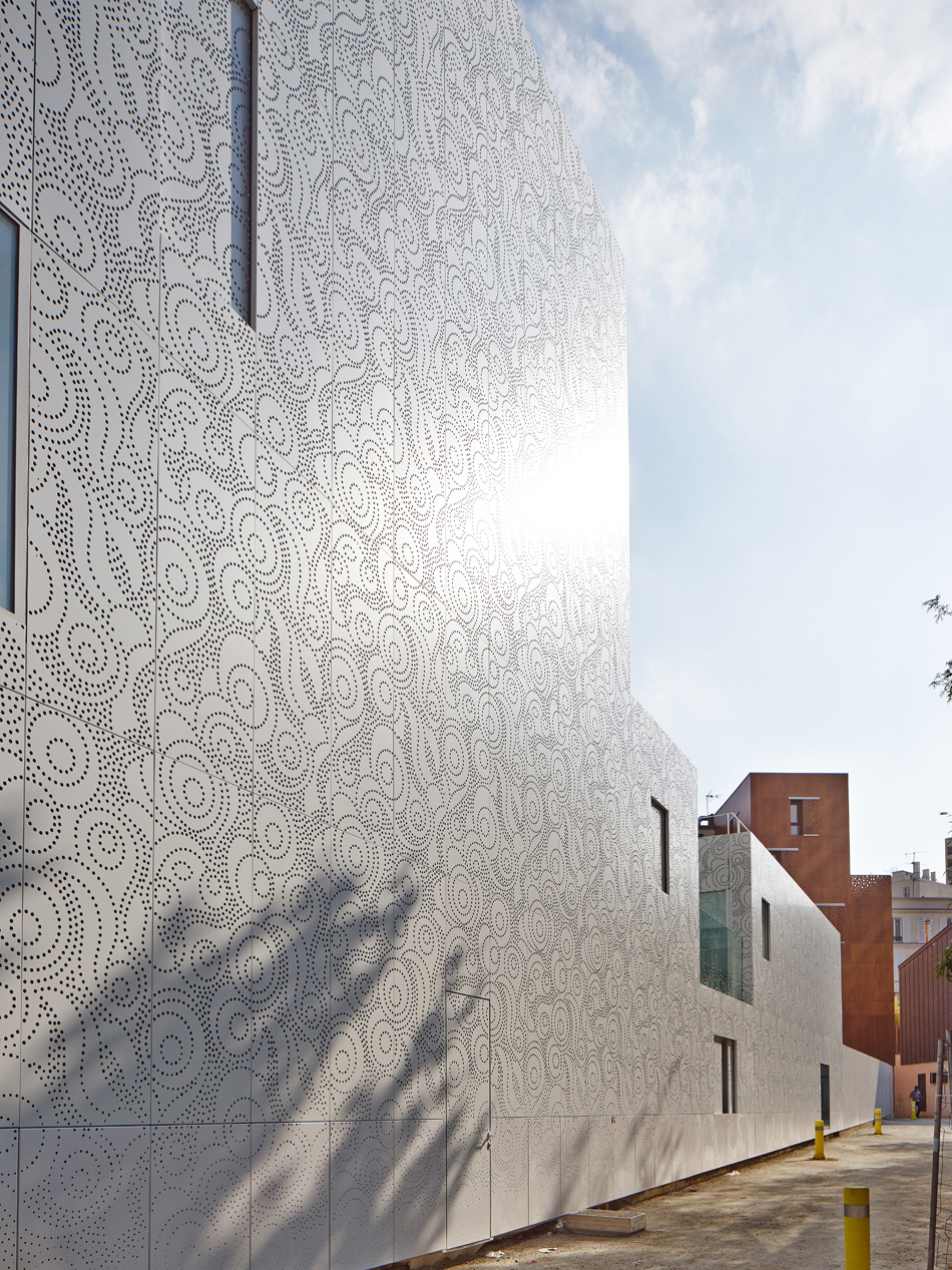 avenier & cornejo architectes creche des orteaux kindergarten nursery paris designboom
