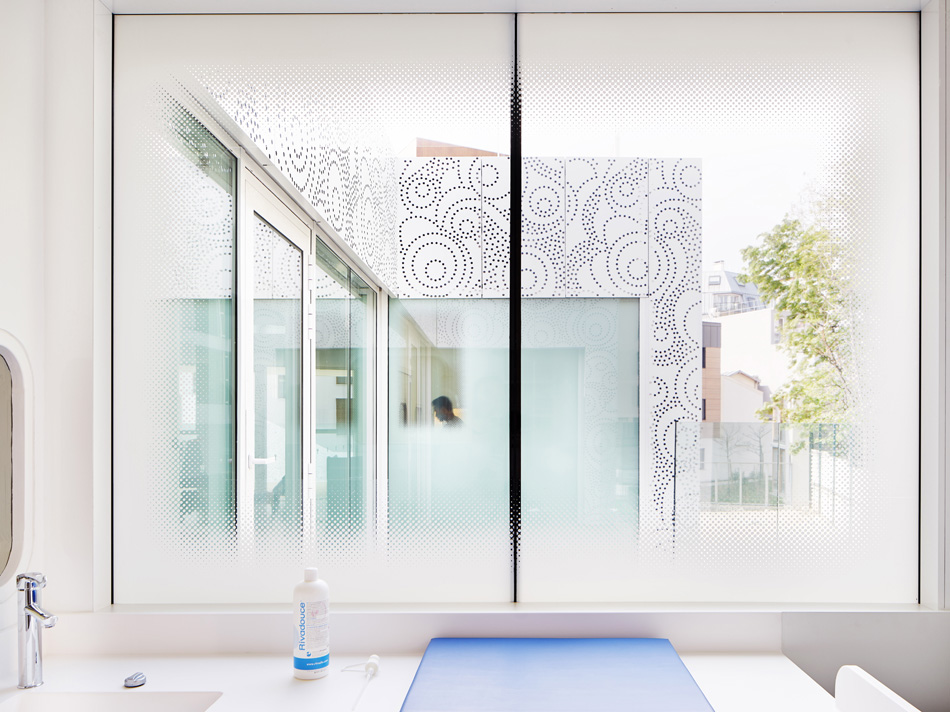 avenier & cornejo architectes creche des orteaux kindergarten nursery paris designboom