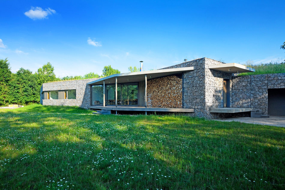 basarch: hunting lodge on a game preserve