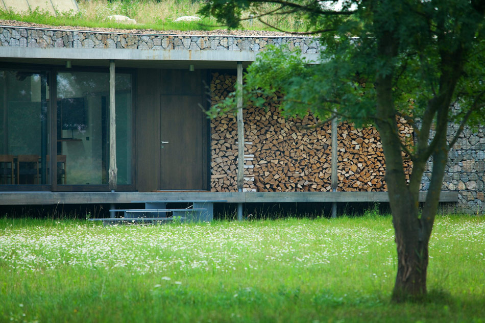 basarch: hunting lodge on a game preserve