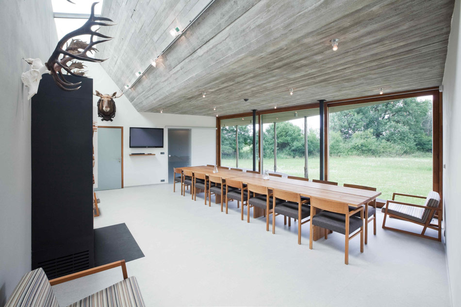 basarch: hunting lodge on a game preserve