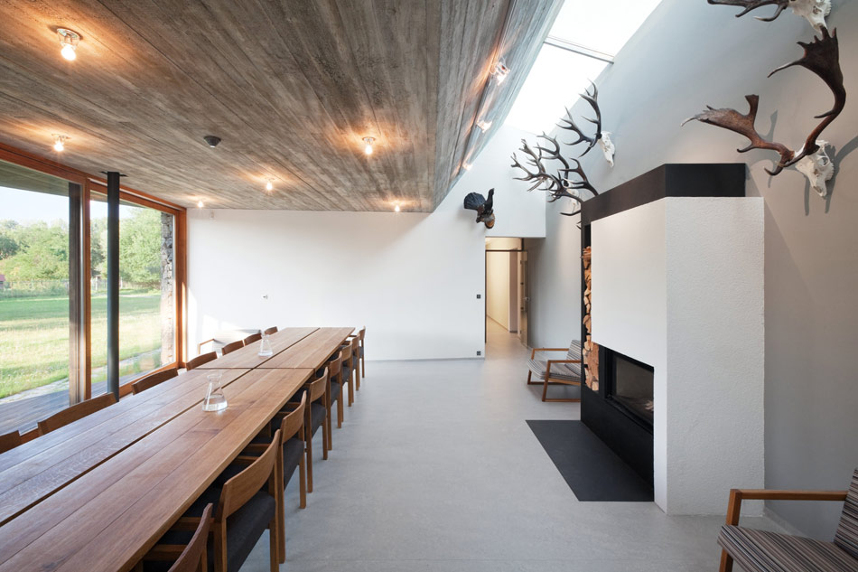 basarch: hunting lodge on a game preserve