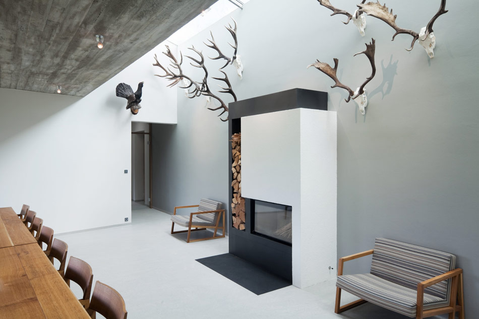 basarch: hunting lodge on a game preserve