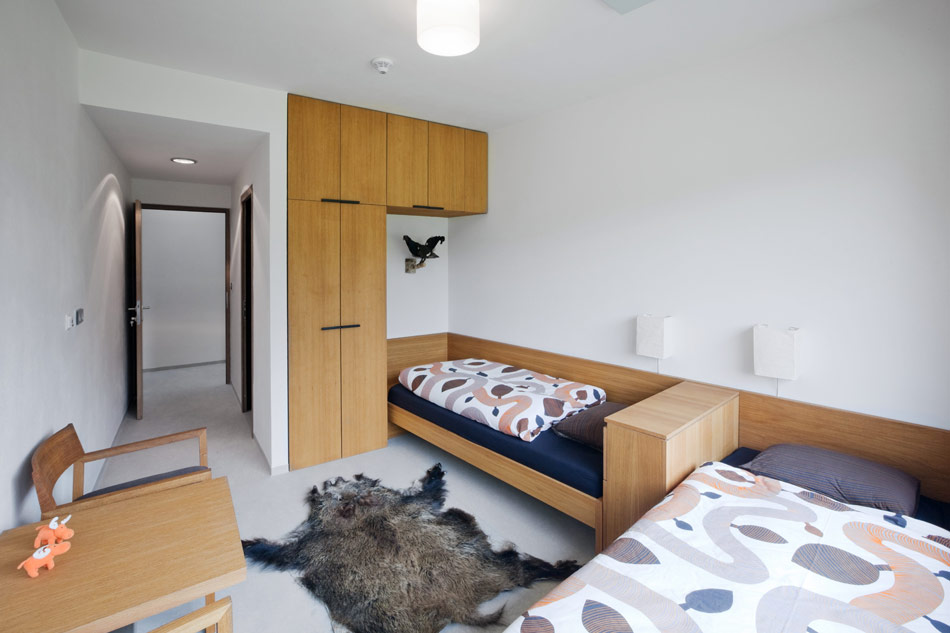 basarch: hunting lodge on a game preserve