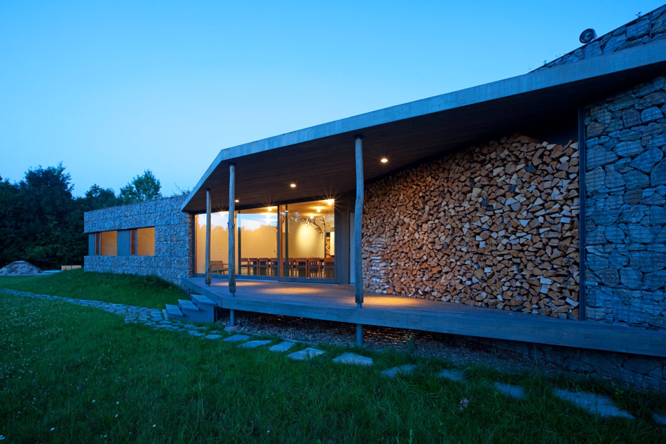basarch: hunting lodge on a game preserve