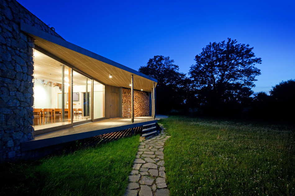 basarch: hunting lodge on a game preserve