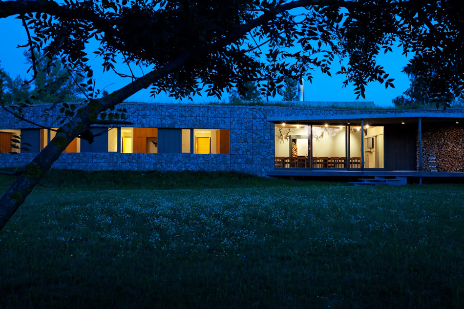 basarch: hunting lodge on a game preserve