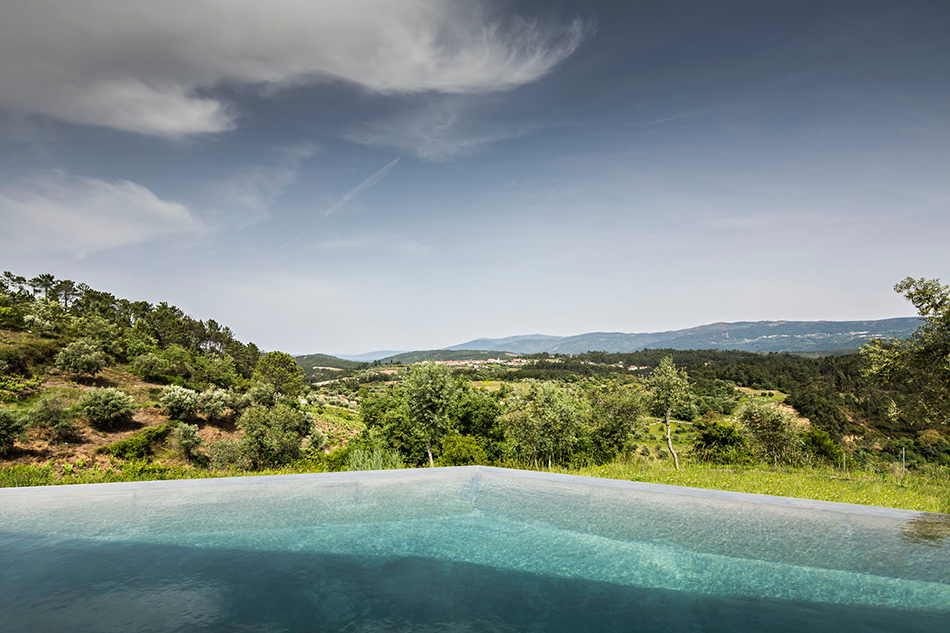 camarim arquitectos casa na gateira house penela portugal designboom