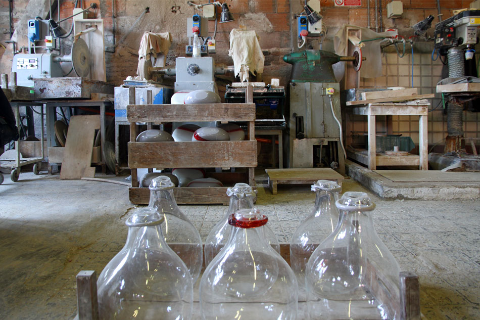 designboom visits carlo moretti's glass factory in murano