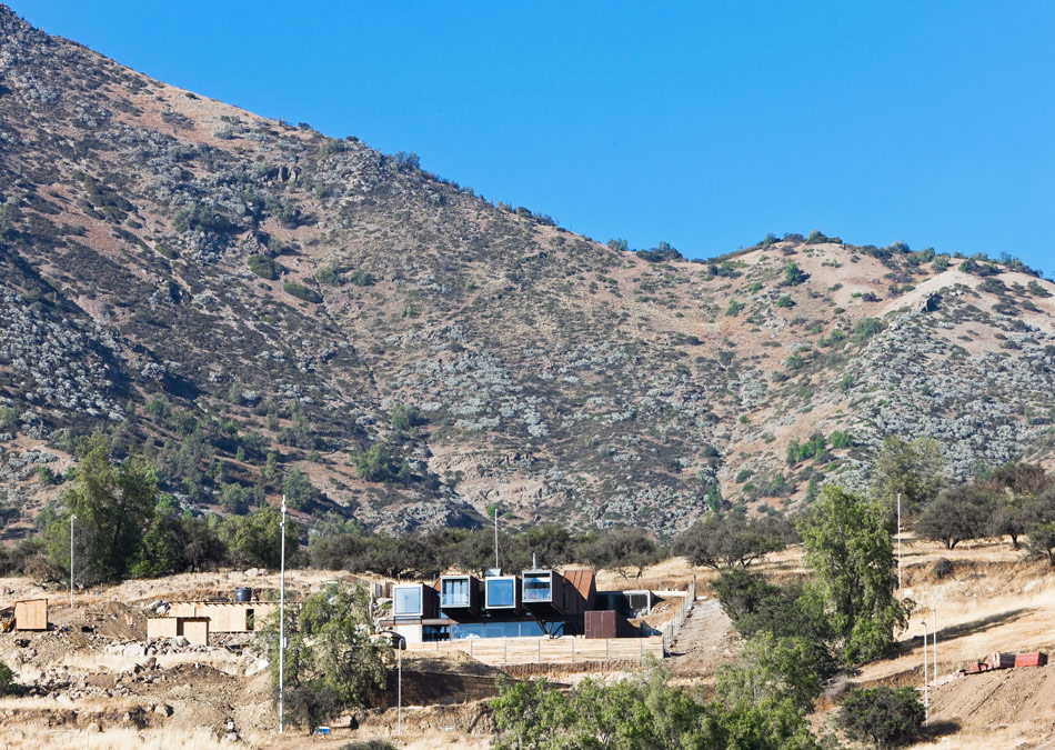 casa oruga/ caterpillar house by sebastian irarrazaval 