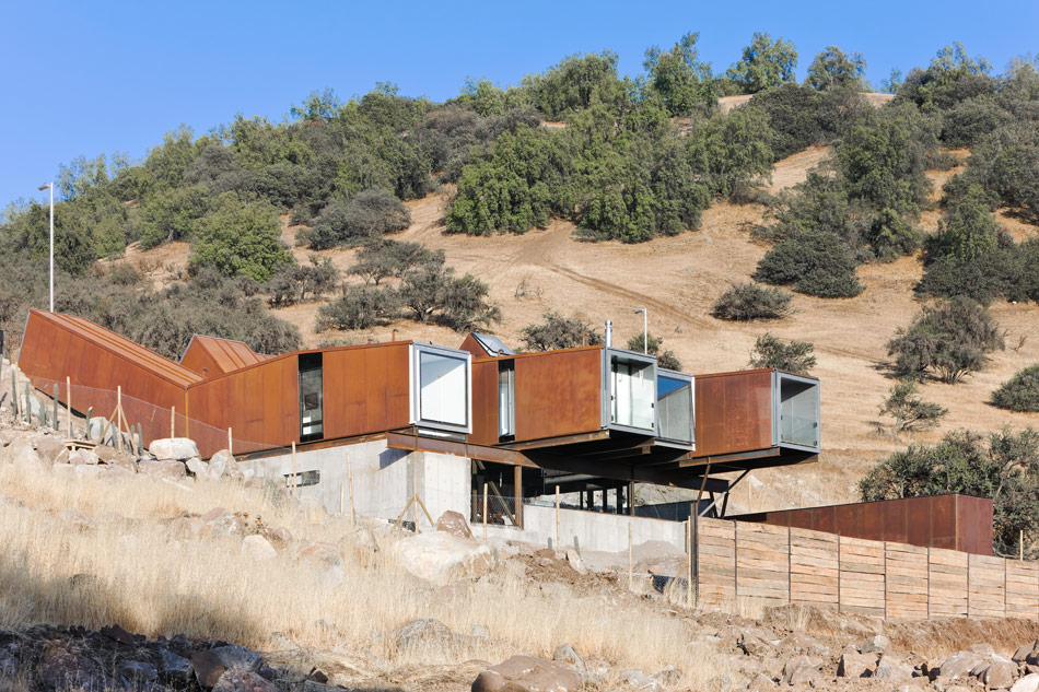 casa oruga/ caterpillar house by sebastian irarrazaval 