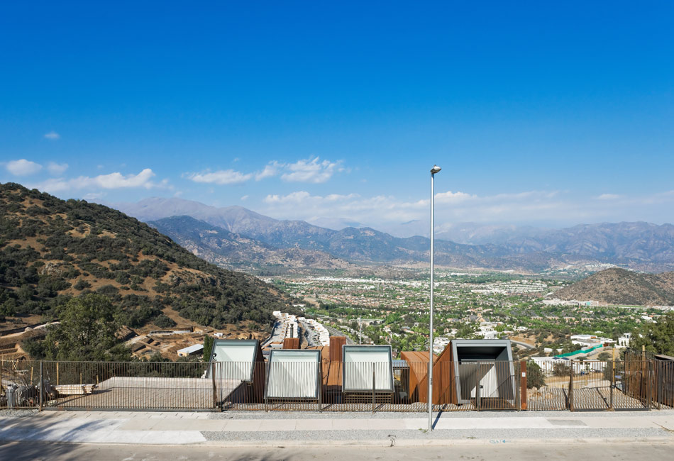 casa oruga/ caterpillar house by sebastian irarrazaval 