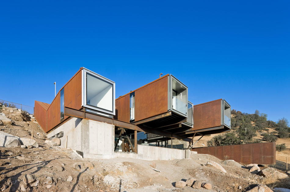 casa oruga/ caterpillar house by sebastian irarrazaval 