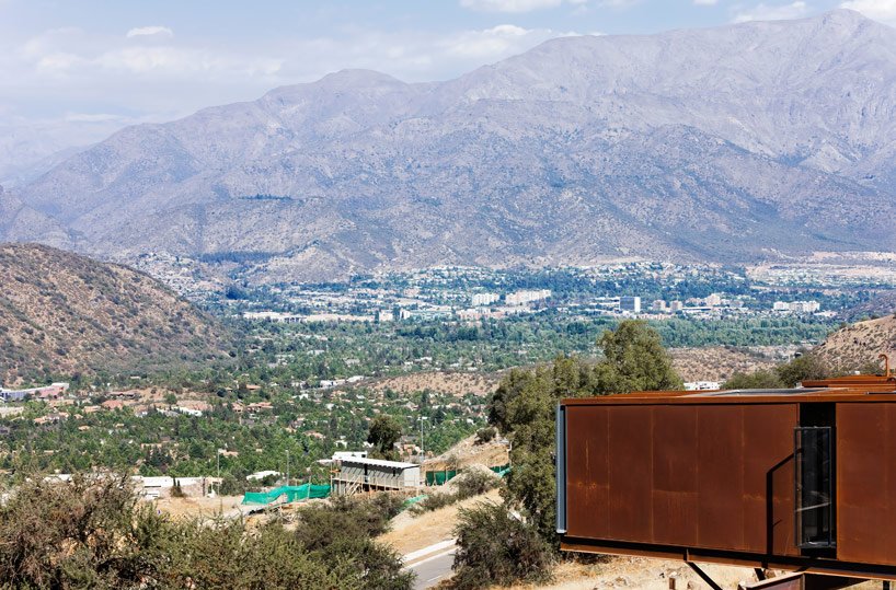 casa oruga/ caterpillar house by sebastian irarrazaval 