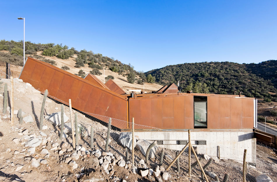 casa oruga/ caterpillar house by sebastian irarrazaval 