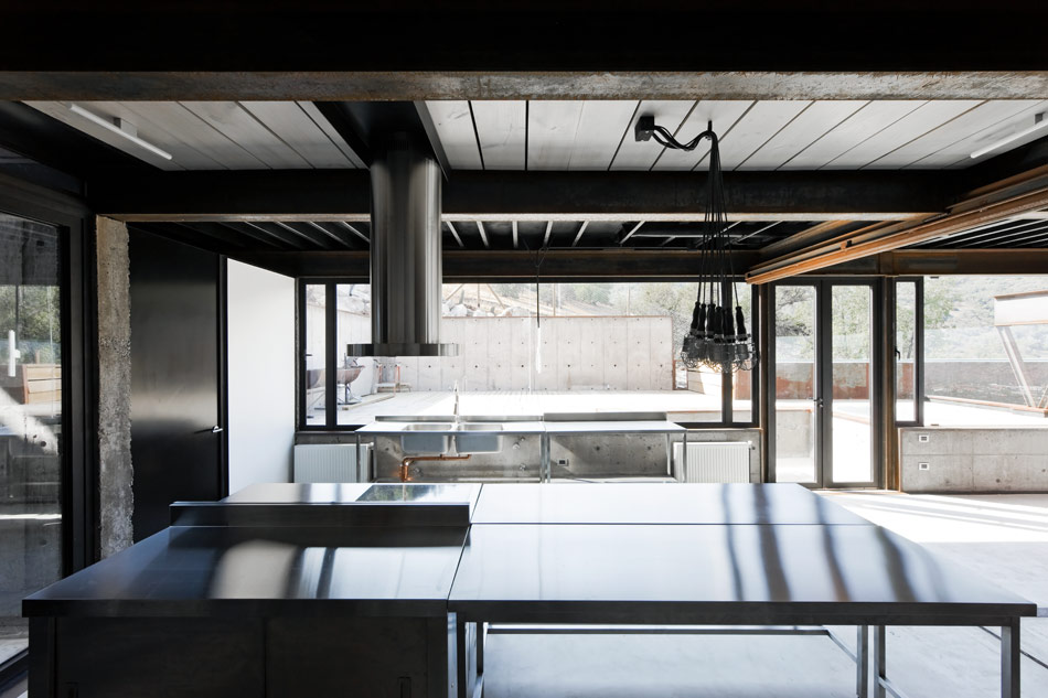 casa oruga/ caterpillar house by sebastian irarrazaval 