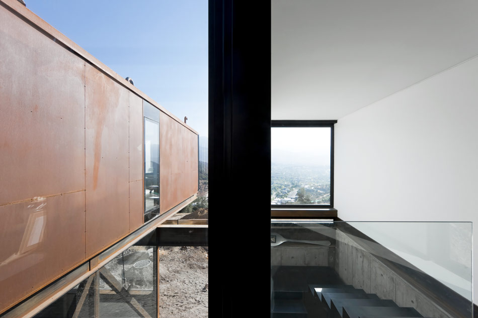 casa oruga/ caterpillar house by sebastian irarrazaval 