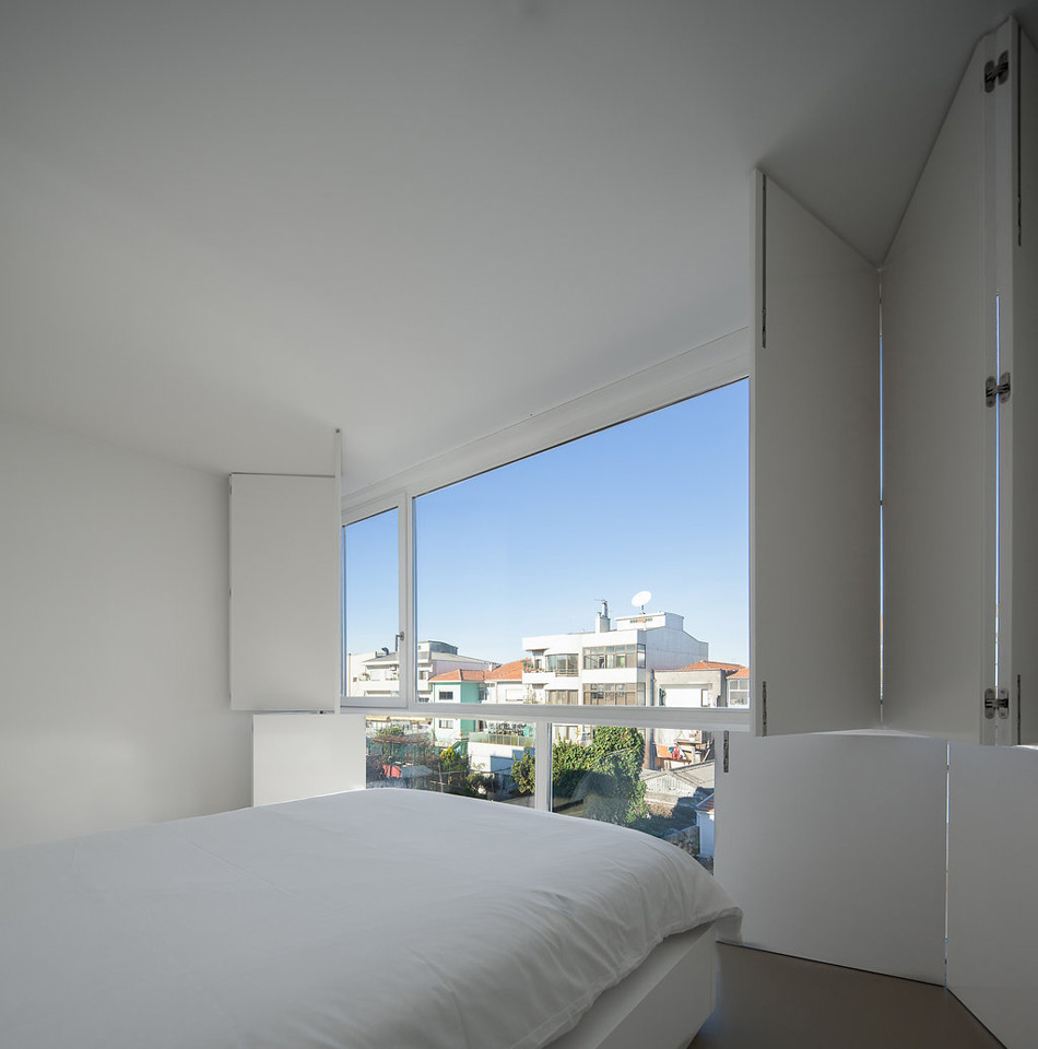 claudia monteiro vitor oliveira architects house lindo vale porto portugal designboom
