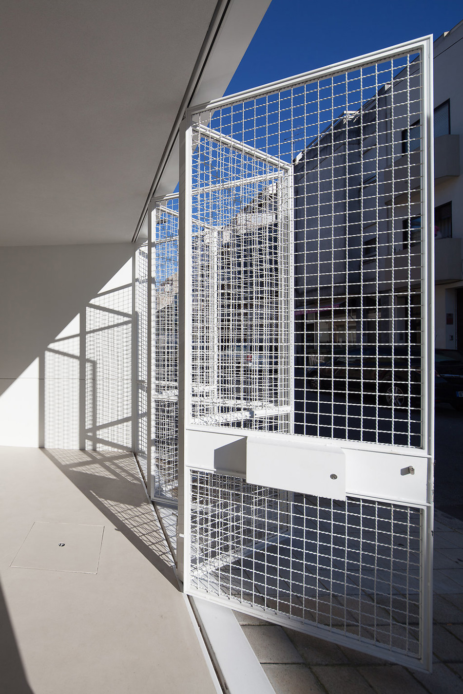claudia monteiro vitor oliveira architects house lindo vale porto portugal designboom
