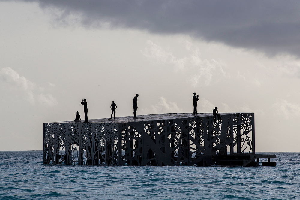 jason-decaires-taylor-coralarium-fairmont-maldives-sirru-fen-fushi-underwater-art-museum-designboom-1