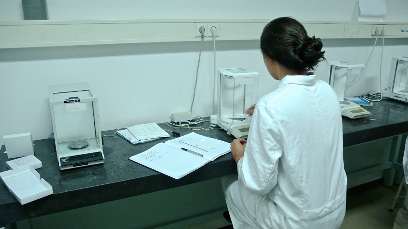 diddo-creates-a-life-sized-human-skull-out-of-street-cocaine-designboom-16