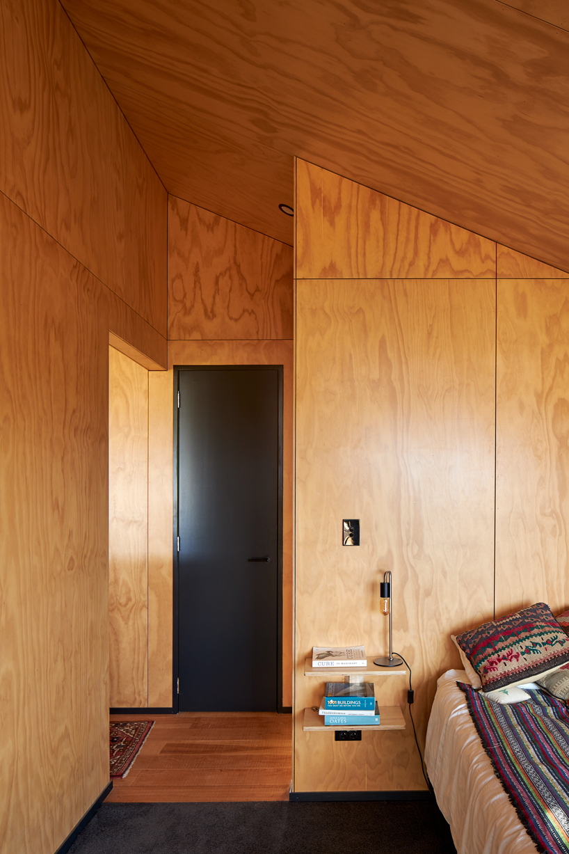 edwards-white-architects-bowentown-bach-new-zealand-designboom-20