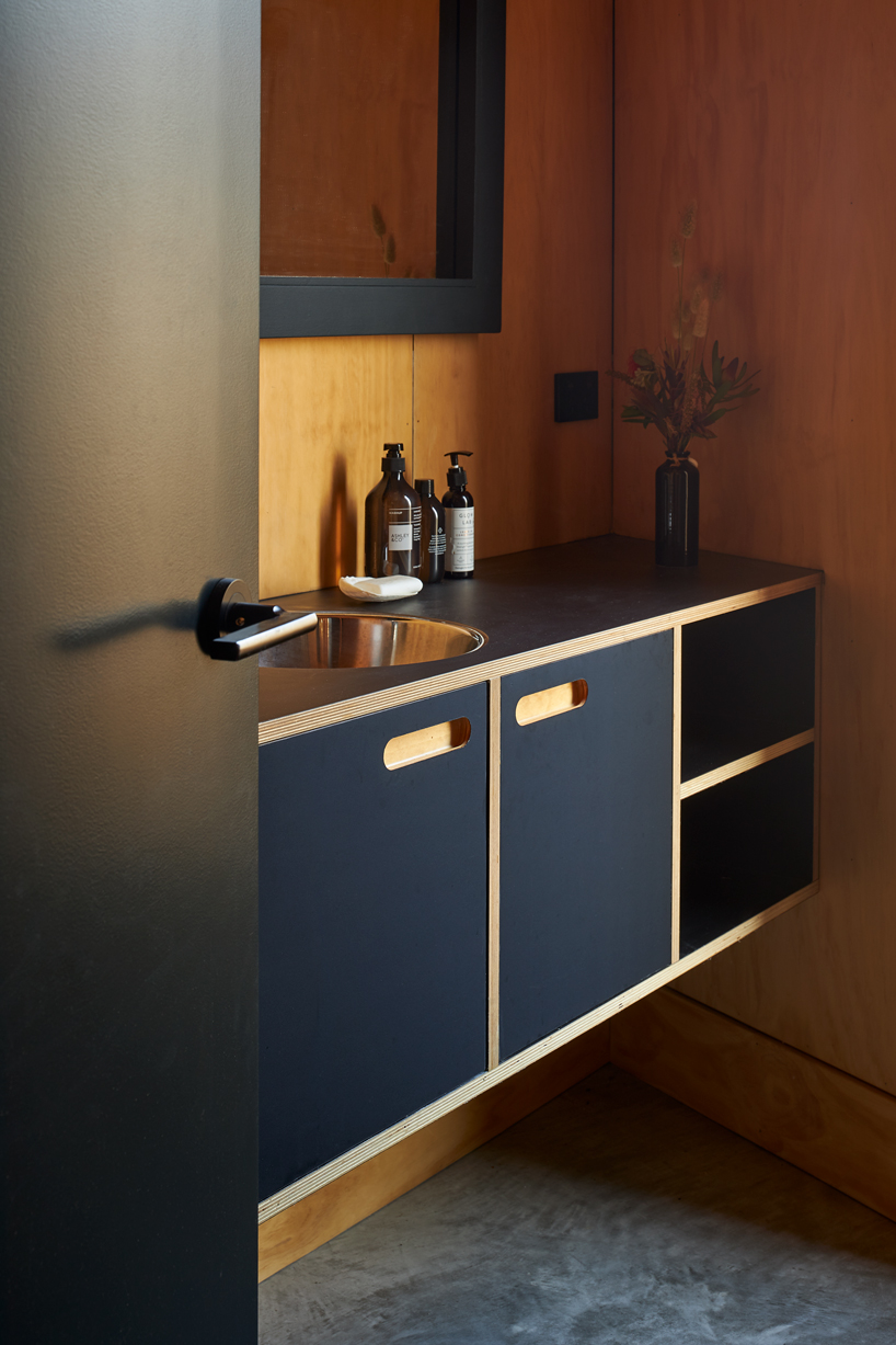 edwards-white-architects-bowentown-bach-new-zealand-designboom-21