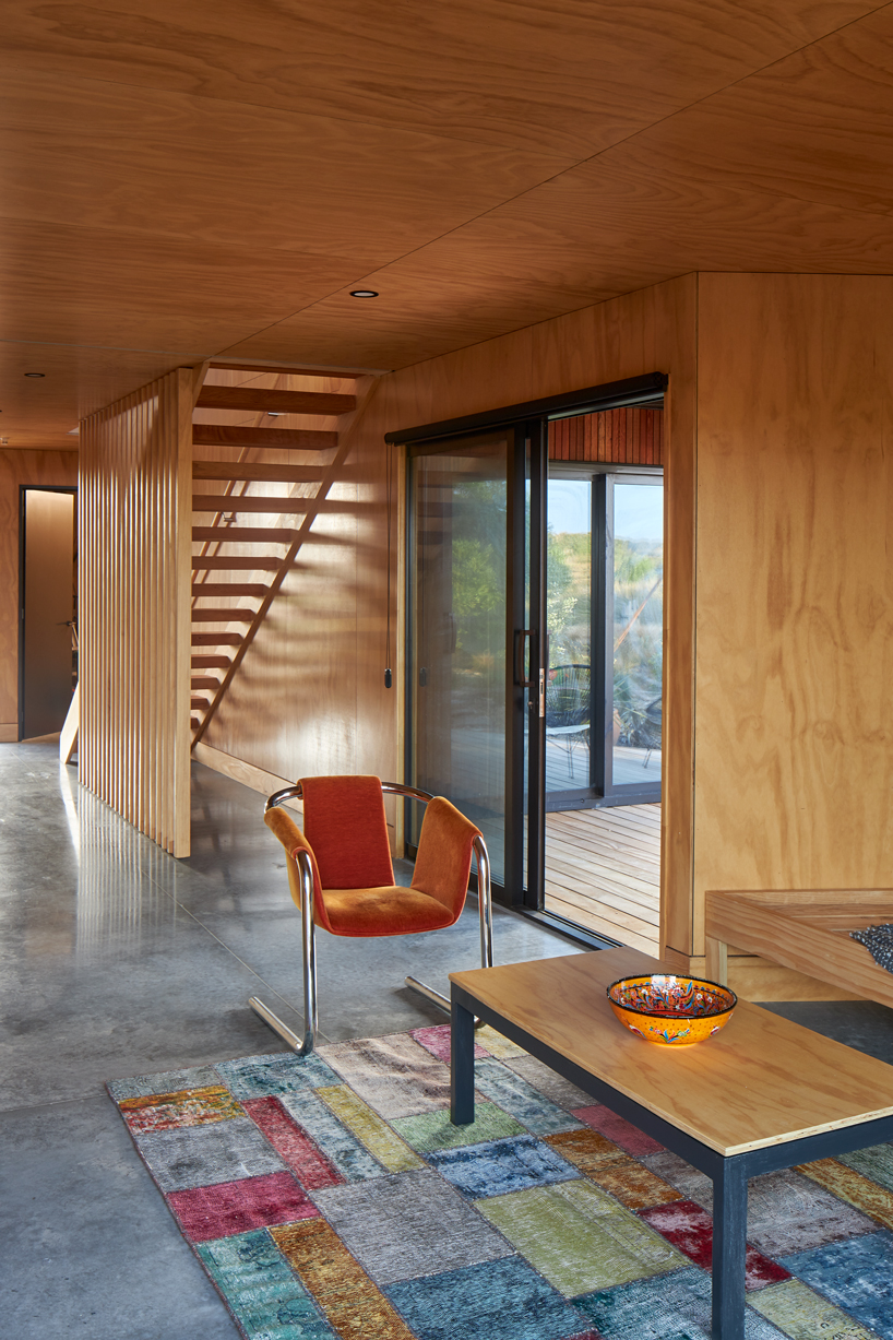 edwards-white-architects-bowentown-bach-new-zealand-designboom-22