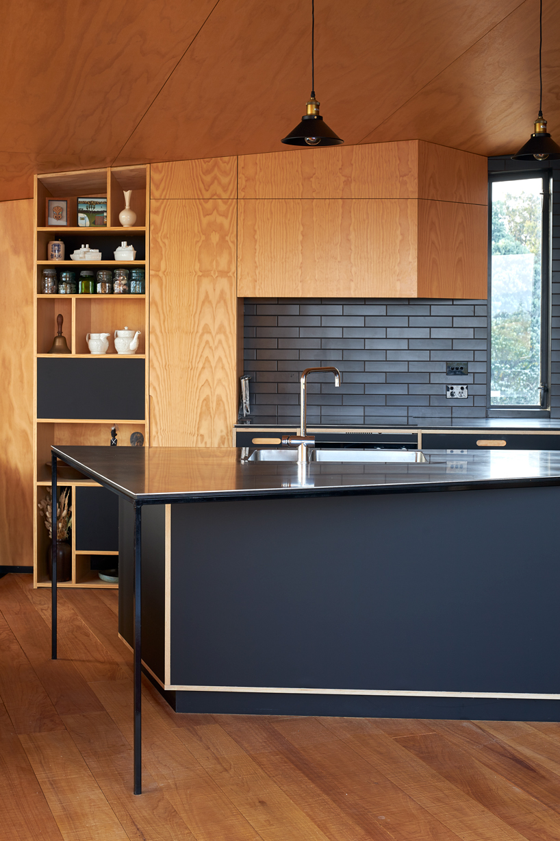 edwards-white-architects-bowentown-bach-new-zealand-designboom-23