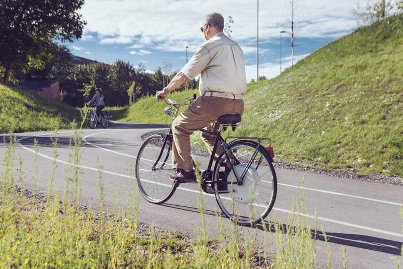 flykly smart wheel turns ordinary bikes into electric cruisers