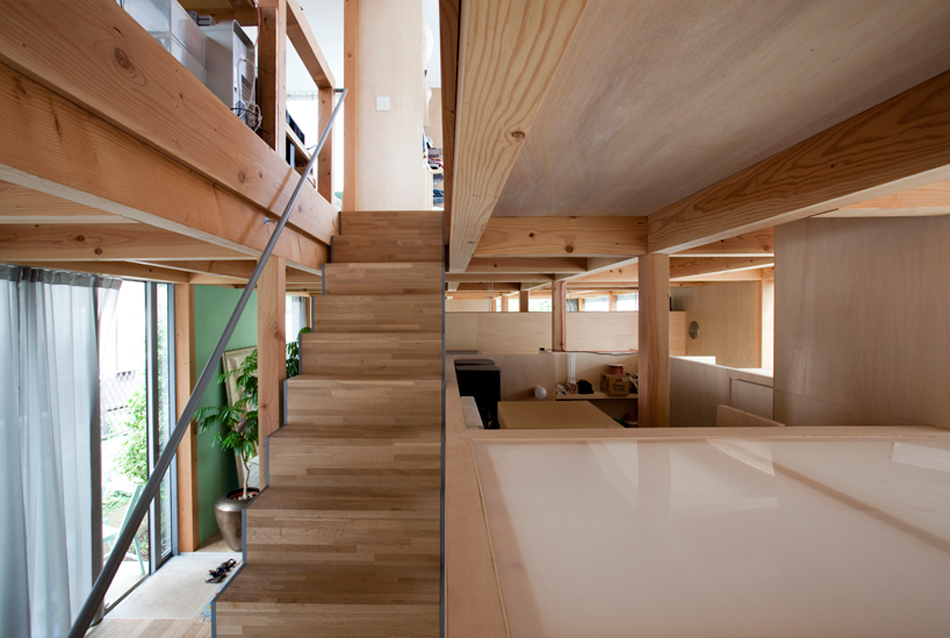 fujiwalabo builds wall-less home in japanese valley