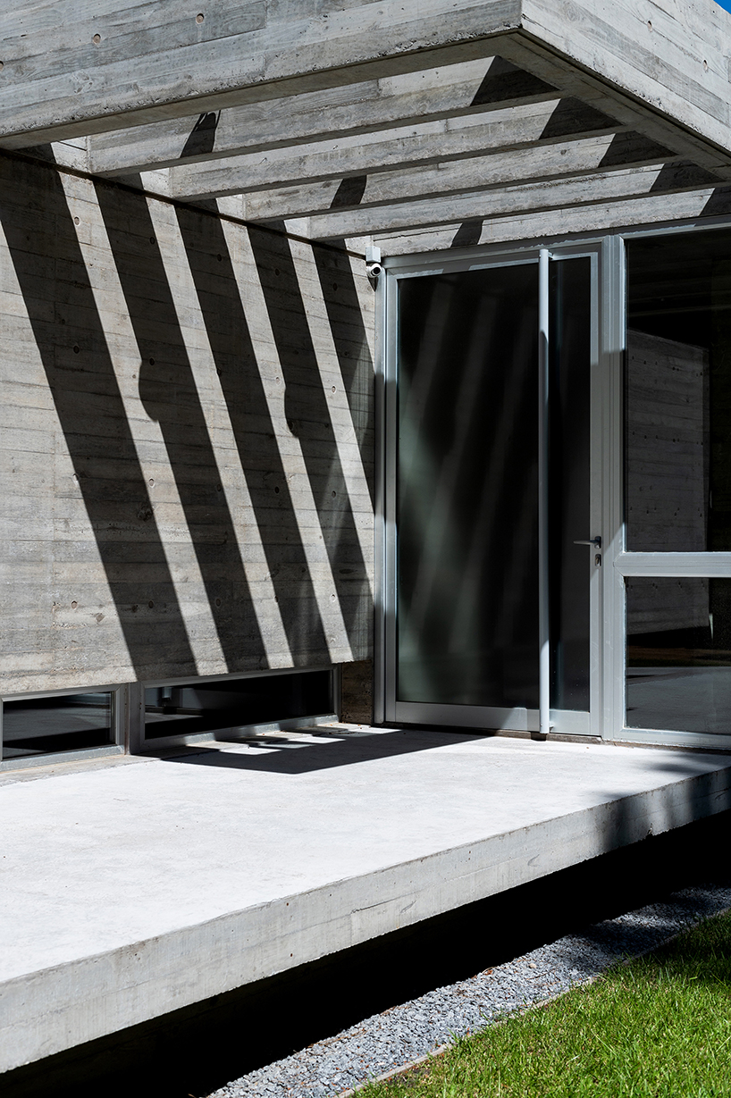 scale-like-concrete-facade-dwelling-horizontality-argentina-estudio-galera-designboom-e