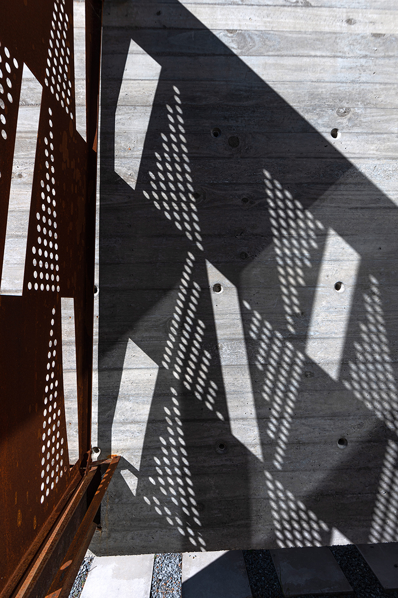 scale-like-concrete-facade-dwelling-horizontality-argentina-estudio-galera-designboom-f