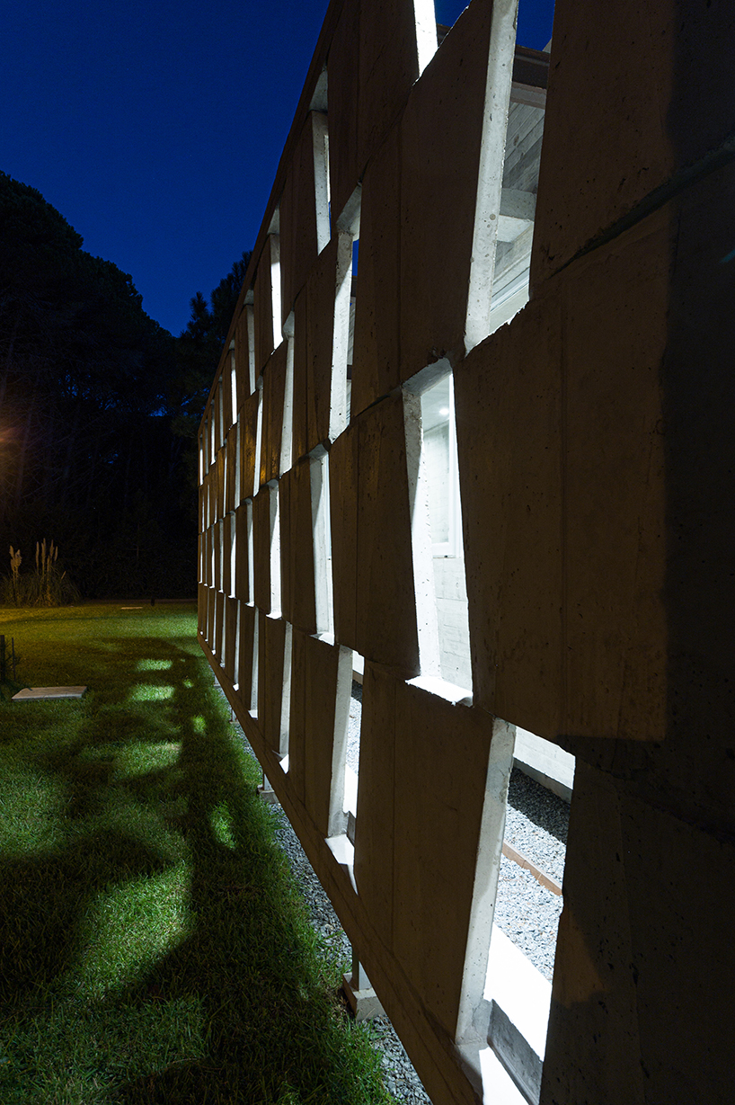 scale-like-concrete-facade-dwelling-horizontality-argentina-estudio-galera-designboom-i