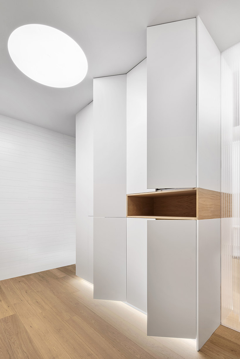 04-lucas-y-hernandez-gil-madrid-apartment-coral-painted-metal-shelf-designboom